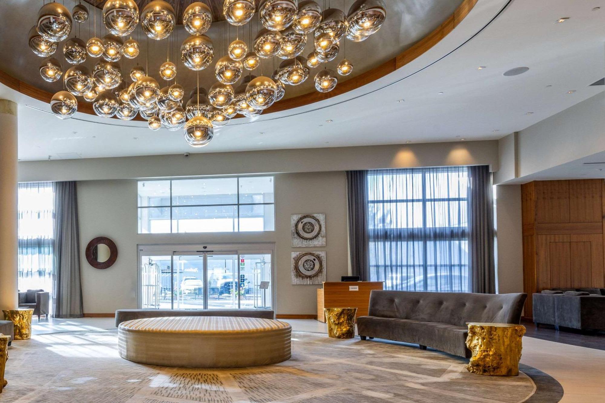 Radisson Hotel & Conference Centre Calgary Airport Exterior foto